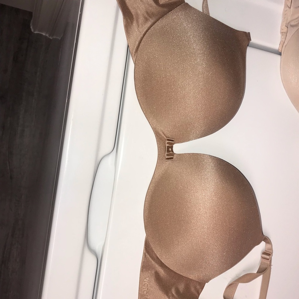 Victoria’s Secret 34D bra